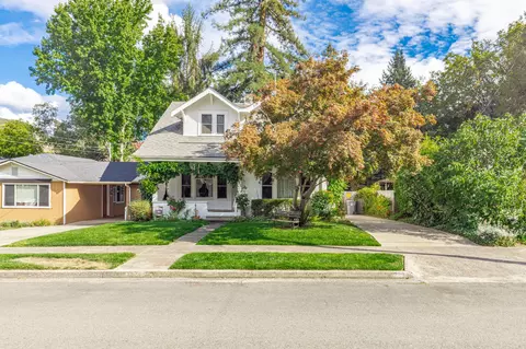 733 NW 3rd St, Grants Pass, OR 97526