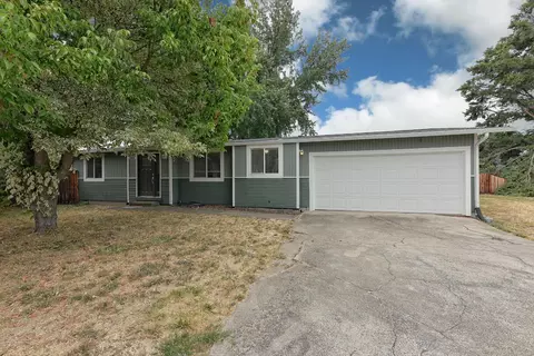 149 N Buchanan Ave, Eagle Point, OR 97524 photo 2