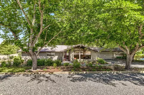 310 Fairfield Dr, Jacksonville, OR 97530