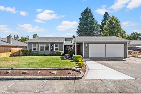 727 Sandra Ln, Central Point, OR 97502