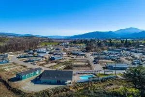 4601 S Pacific Hwy #20, Phoenix, OR 97535