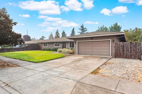 2464 Amaryllis St, Medford, OR 97504