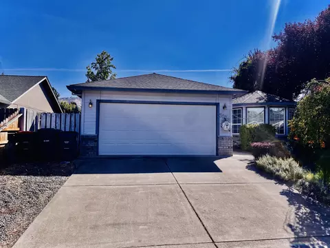 3034 Adams Cir, Medford, OR 97504
