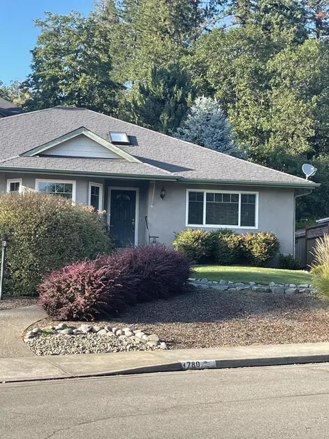 780 NE Dewey Dr, Grants Pass, OR 97526