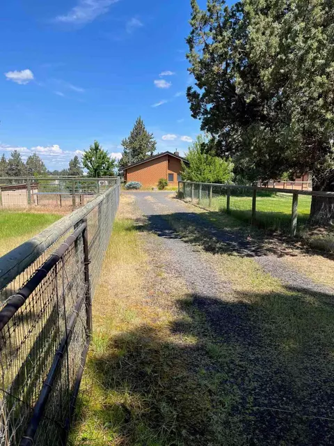 64960 Glacier View Dr, Bend, OR 97703 photo 2