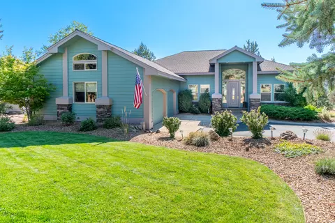 1760 Murrelet Dr, Redmond, OR 97756