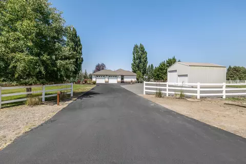 21320 View Ln, Bend, OR 97701 photo 2