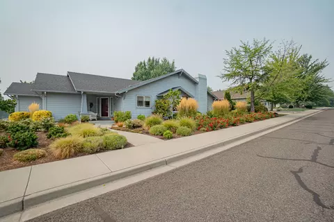 97 Freshwater Dr, Phoenix, OR 97535