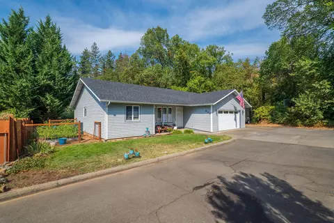 932 NE Dewey Dr, Grants Pass, OR 97526