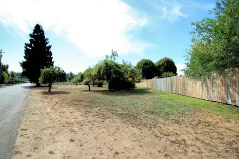 1390 Shady Ln, Grants Pass, OR 97527