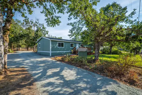 320 Red Mountain Dr, Grants Pass, OR 97526