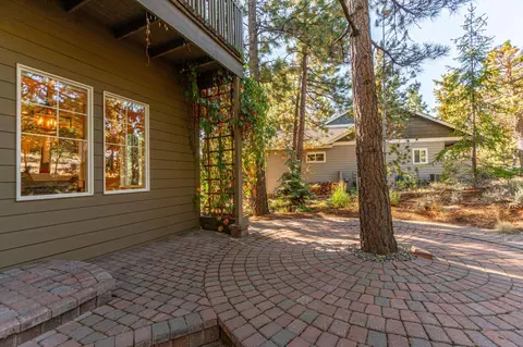 565 NW Divot Dr, Bend, OR 97703 photo 32