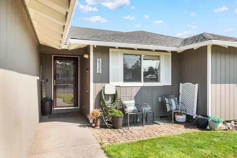 3293 Blackthorn Way, Medford, OR 97504