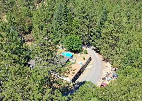 635 Robertson Bridge Rd, Grants Pass, OR 97526