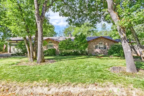304 Lathrop Ln, Grants Pass, OR 97526