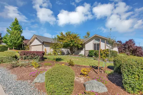 2001 NW Crown St, Grants Pass, OR 97526
