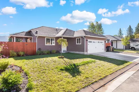 1787 Daffodil Ln, Grants Pass, OR 97526