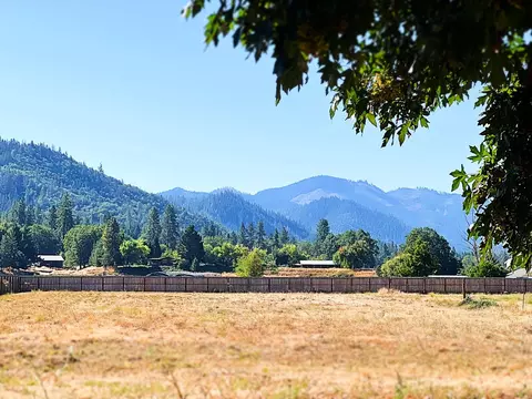 2923 Rogue River Hwy, Gold Hill, OR 97525