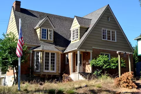 607 NW A St, Grants Pass, OR 97526