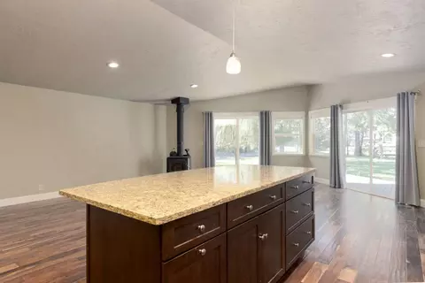 55616 Big River Dr, Bend, OR 97707 photo 2