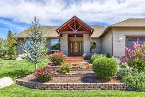 1939 SE Harpazo Ln, Grants Pass, OR 97527