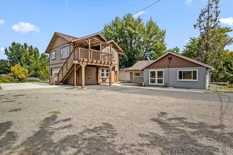 1026 Maple Park Dr, Medford, OR 97501
