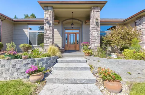 Exterior - 100 NW Fall Run Dr, Grants Pass, OR 97526 photo 7 of 10