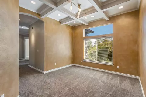 Living - 100 NW Fall Run Dr, Grants Pass, OR 97526 photo 6 of 9