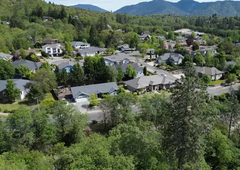 100 NW Fall Run Dr, Grants Pass, OR 97526