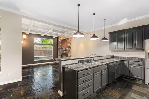 Kitchen - 100 NW Fall Run Dr, Grants Pass, OR 97526 photo 4 of 6