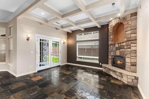 Living - 100 NW Fall Run Dr, Grants Pass, OR 97526 photo 5 of 9