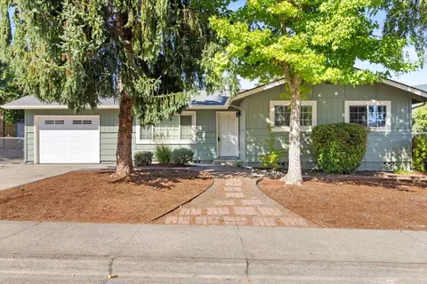 1060 NW Morgan Ln, Grants Pass, OR 97526
