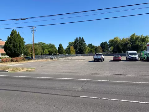 880 S Front St, Central Point, OR 97502 photo 3