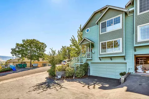 573 Scenic Dr, Ashland, OR 97520