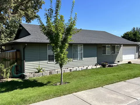 1055 SW Floyd St, Madras, OR 97741