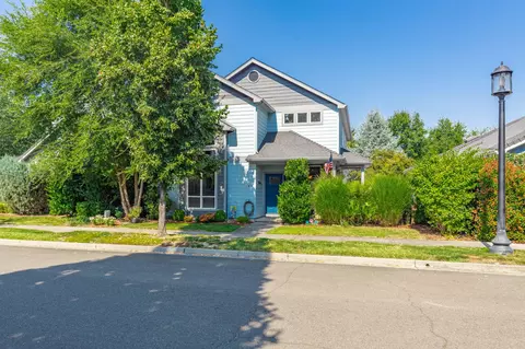 766 Griffin Oaks Dr, Central Point, OR 97502