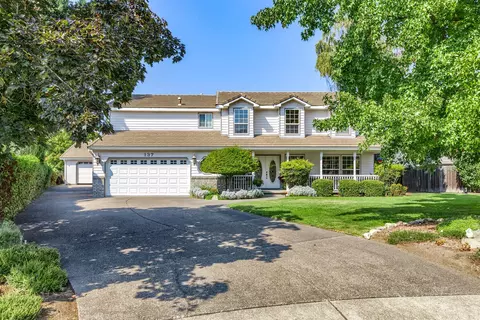 137 Thomas Ct, Central Point, OR 97502