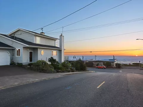 839 SW 2nd St, Newport, OR 97365