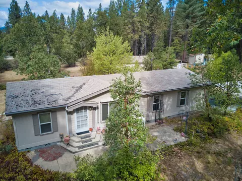 4893 Azalea Dr, Grants Pass, OR 97526
