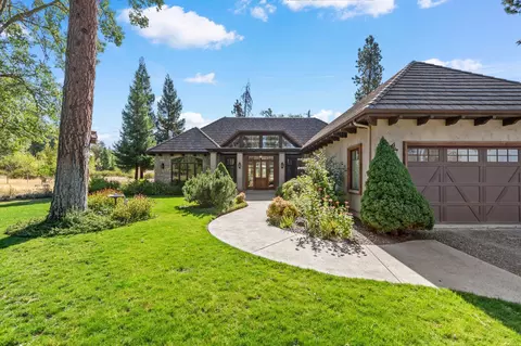 903 Nicklaus Ln, Grants Pass, OR 97526