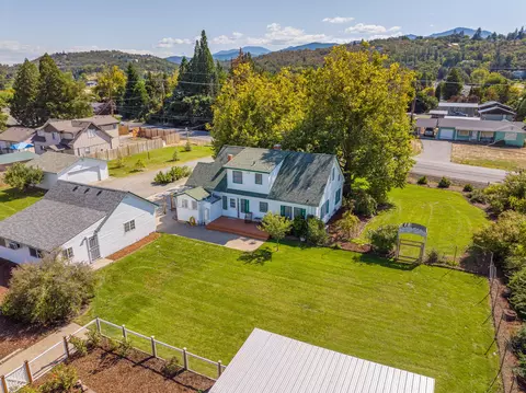 2002 S Stage Rd, Medford, OR 97501