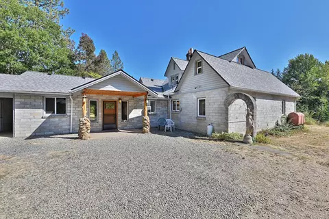 1040 Garner Rd, Cave Junction, OR 97523 photo 3