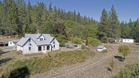 1040 Garner Rd, Cave Junction, OR 97523