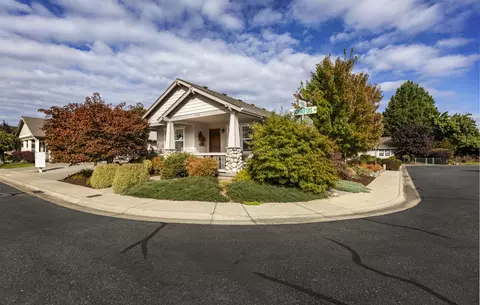 909 Schaeffers Ln, Grants Pass, OR 97526
