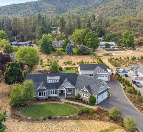 305 Fairfield Dr, Jacksonville, OR 97530