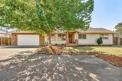 36 Wildwood Dr, Eagle Point, OR 97524