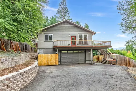 1590 Angel Crest Dr, Medford, OR 97504