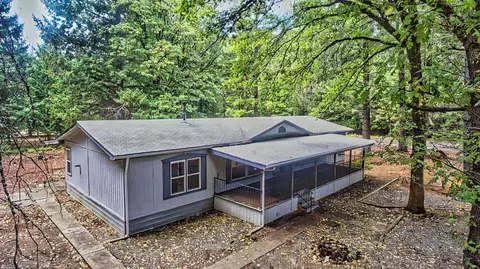 211 Ivy Dr, Cave Junction, OR 97523