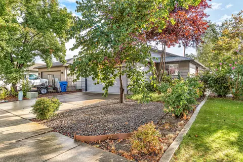404 Canyon Way, Eagle Point, OR 97524 photo 3