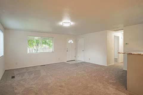 393 Elm Way, Eagle Point, OR 97524 photo 12